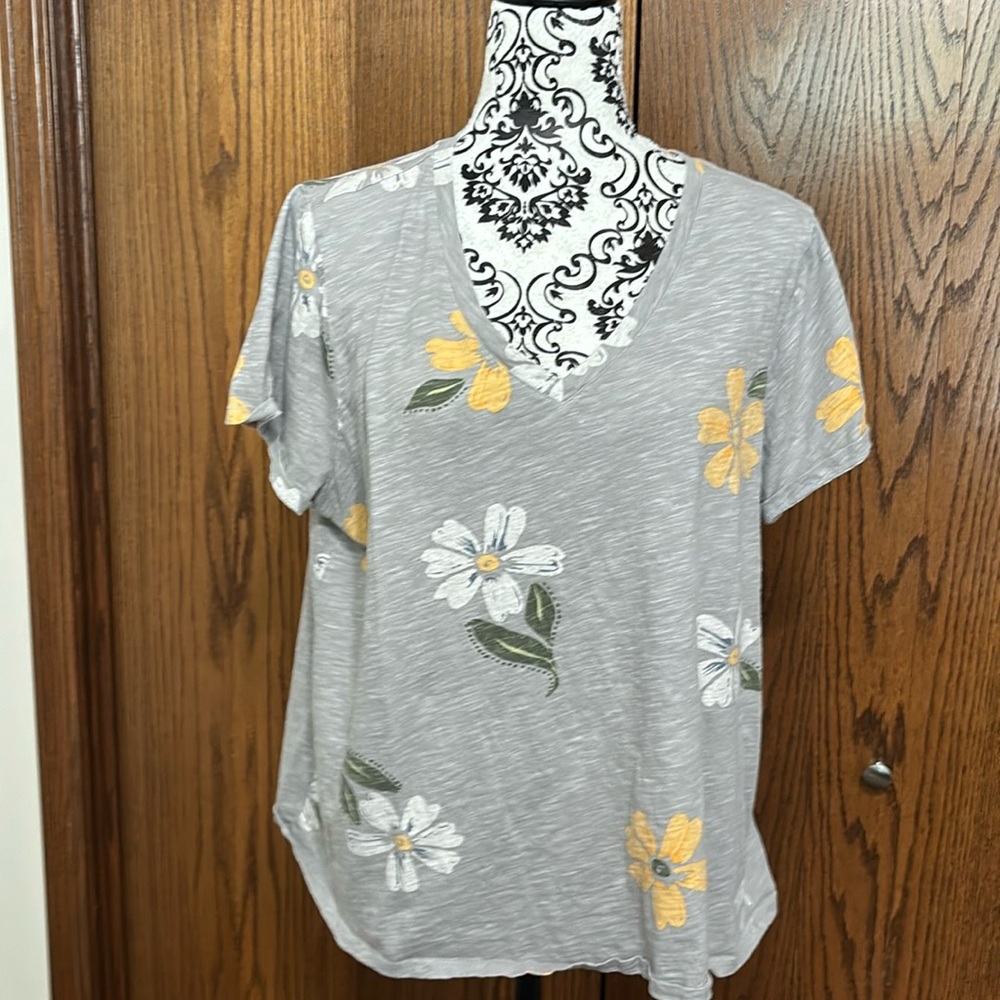 Sonoma brand vneck Tshirt